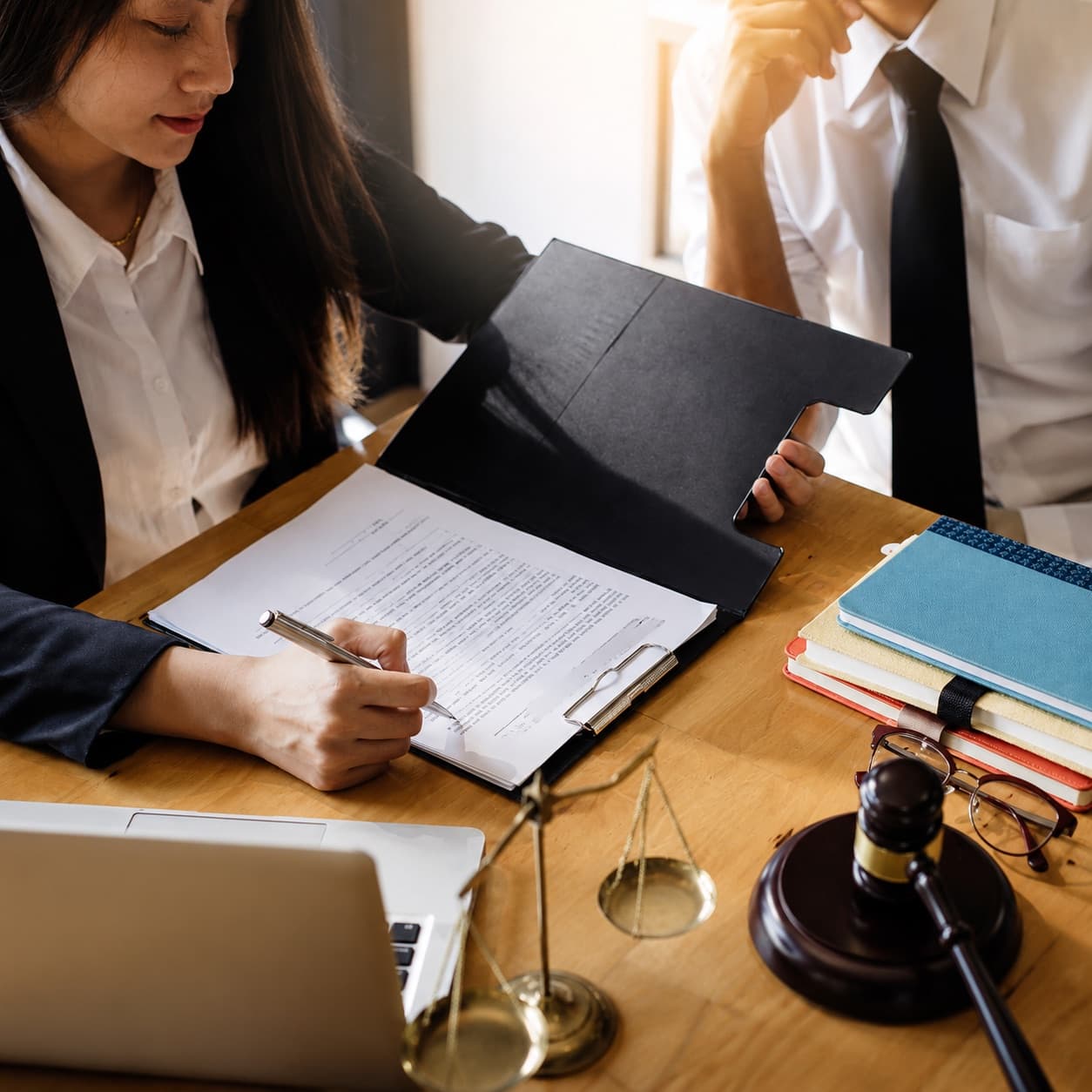 Studentessa al lavoro su un portatile in un contesto formativo